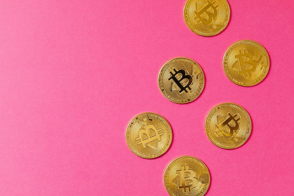 Signal +Neo Eprex: monedas de bitcoin sobre una superficie oscura