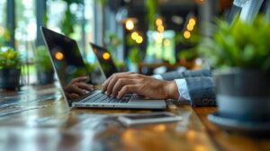 Hombre de negocios escribiendo en una computadora portatil 1